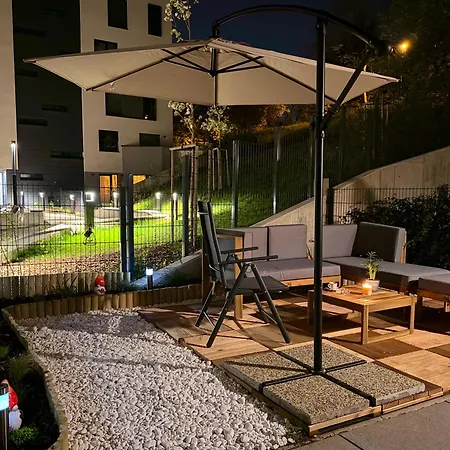 3 Modern With Private Garden, Free Parking & Movie Library * Prag