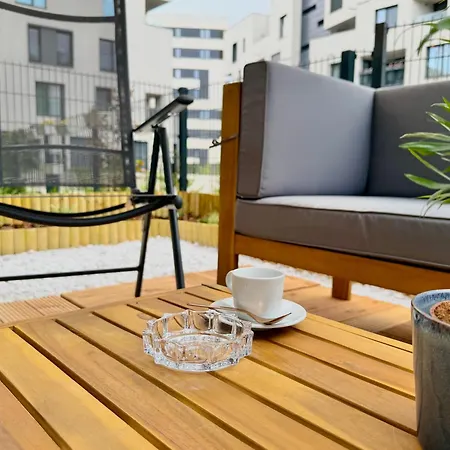 아파트 3 Modern With Private Garden, Free Parking & Movie Library *
