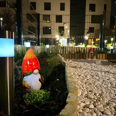 3 Modern With Private Garden, Free Parking & Movie Library * 프라하