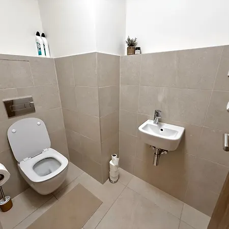 아파트 3 Modern With Private Garden, Free Parking & Movie Library