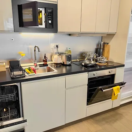 3 Modern With Private Garden, Free Parking & Movie Library Daire