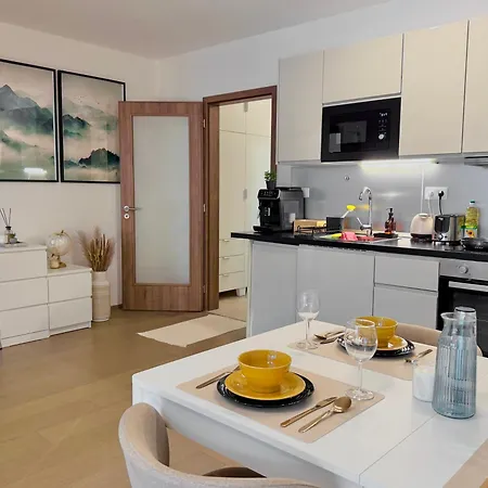 3 Modern With Private Garden, Free Parking & Movie Library * Prag