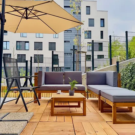 아파트 3 Modern With Private Garden, Free Parking & Movie Library