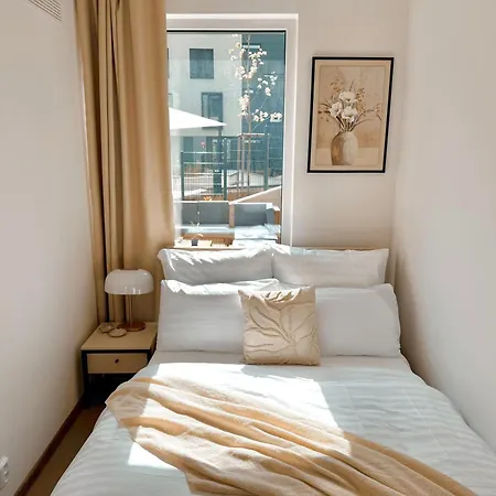 3 Modern With Private Garden, Free Parking & Movie Library