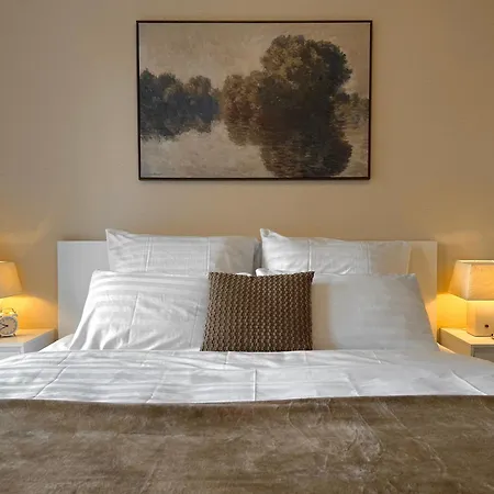 3 Modern With Private Garden, Free Parking & Movie Library *