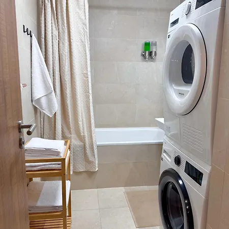 3 Modern With Private Garden, Free Parking & Movie Library Lejlighed