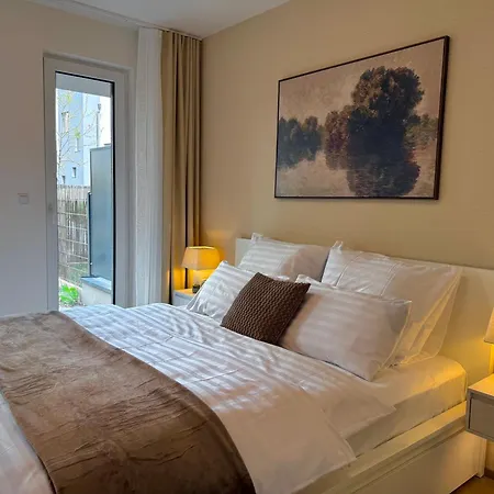 아파트 3 Modern With Private Garden, Free Parking & Movie Library