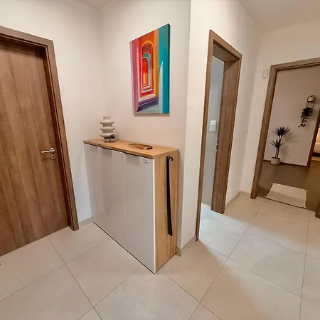 3 Modern With Private Garden, Free Parking & Movie Library * 프라하