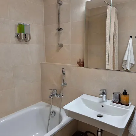 3 Modern With Private Garden, Free Parking & Movie Library
