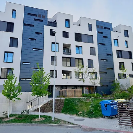 3 Modern With Private Garden, Free Parking & Movie Library *