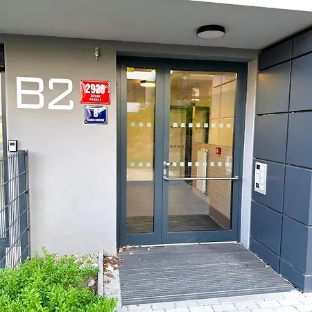 아파트 3 Modern With Private Garden, Free Parking & Movie Library *