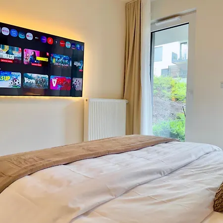3 Modern With Private Garden, Free Parking & Movie Library 아파트