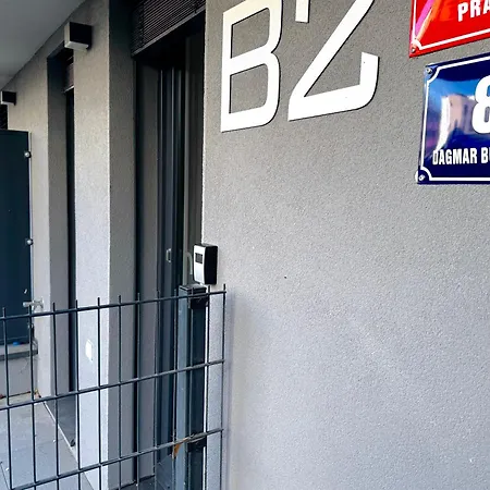 Daire 3 Modern With Private Garden, Free Parking & Movie Library